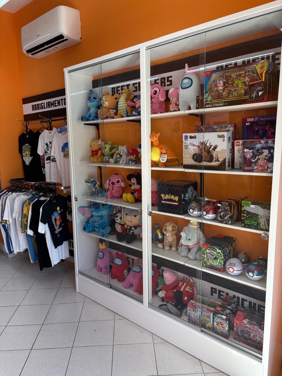La vetrina di Game Mania Sora con peluche, carte Pokémon e LEGO
