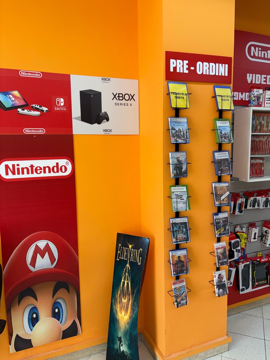 La parete dei preordini di Game Mania Sora con i giochi in uscita
